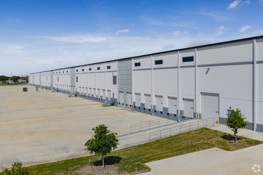 More Photos Of 715 SE Loop 410, San Antonio Manufacturing For Sale