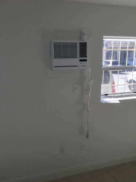 More Photos Of 9807-9808 NW 80th Ave, Hialeah Warehouse For Lease