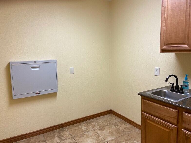 More Photos Of 515 N King St, Seguin Medical For Sale