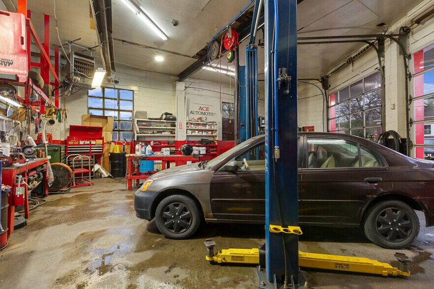 More Photos Of 833 W 7th St, New Albany Auto Repair For Sale