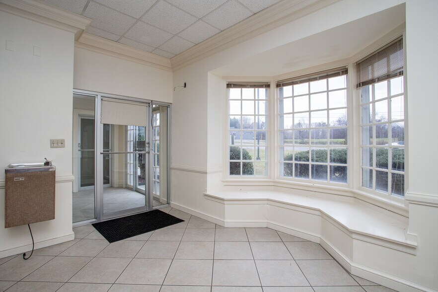 More Photos Of 3651 Greensboro Rd, Ridgeway Bank For Lease