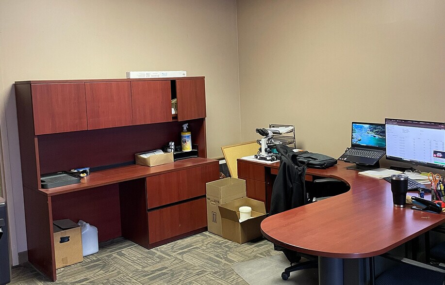 More Photos Of 170 Wyatt Rd, Winnipeg Showroom For Lease