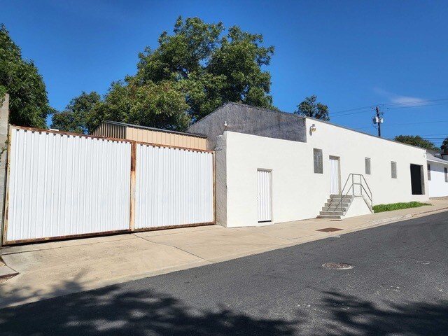 Primary Photo Of 2519 E 5th St, Austin Warehouse For Lease