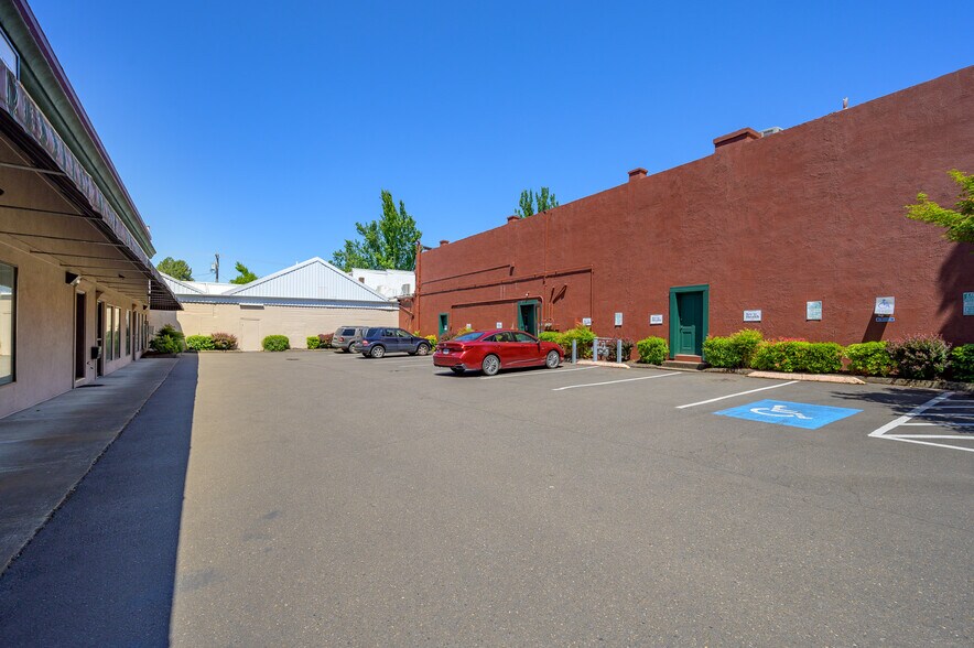 More Photos Of 119-137 NE 3rd St, Mcminnville Medical For Lease