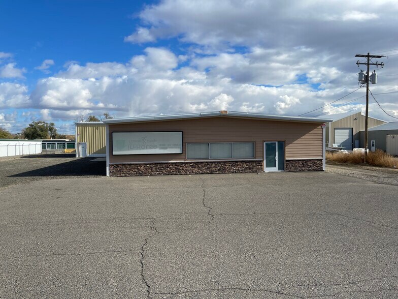 More Photos Of 680 SE 13th St, Ontario Showroom For Lease