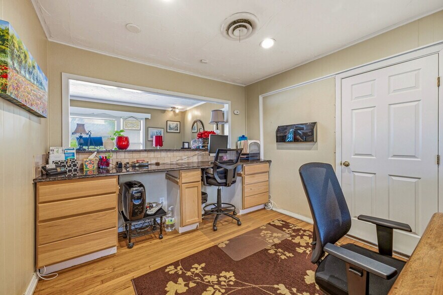 More Photos Of 416 S Morgan St, Granbury Office For Sale