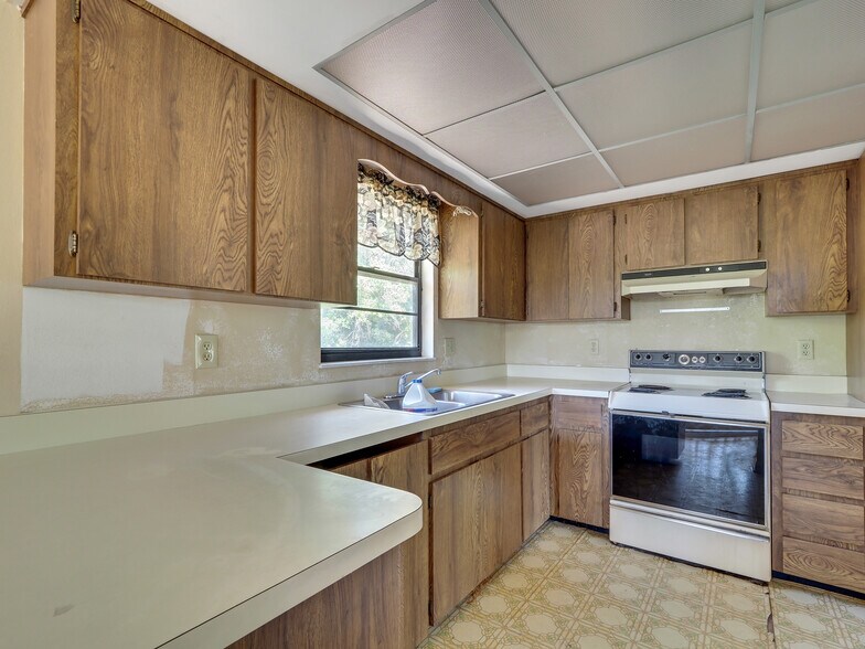 More Photos Of 1055 27th Ave SW, Vero Beach Flex For Sale