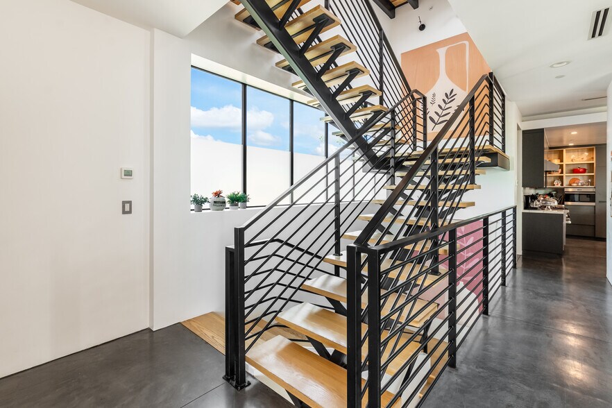 More Photos Of 2478 Penmar Ave, Venice Dormitory For Sale