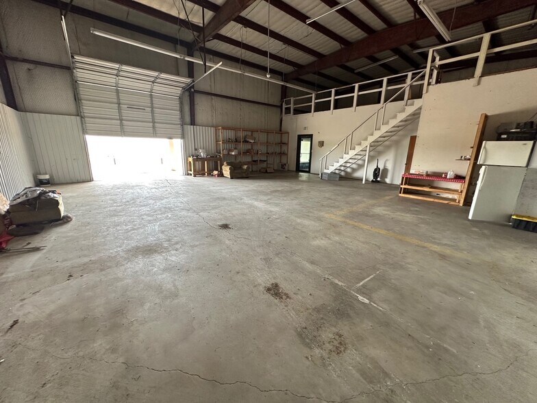 More Photos Of 3111 S Travis St, Sherman Distribution For Lease