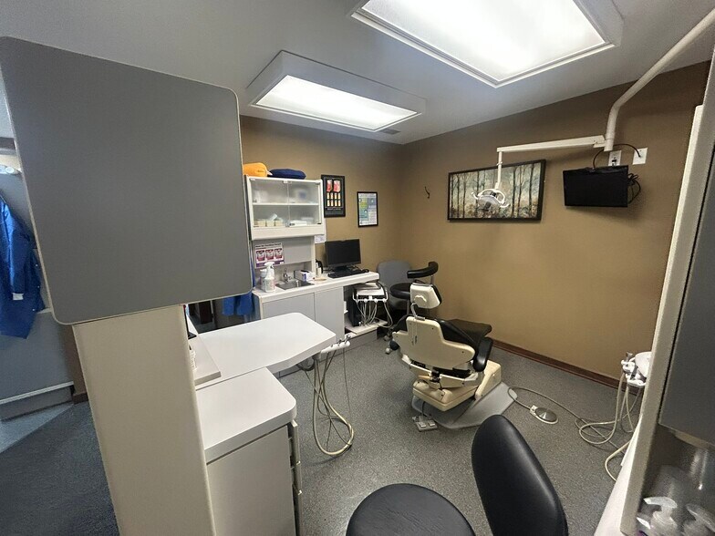 More Photos Of 592-594 Newark Granville Rd, Granville Office For Sale