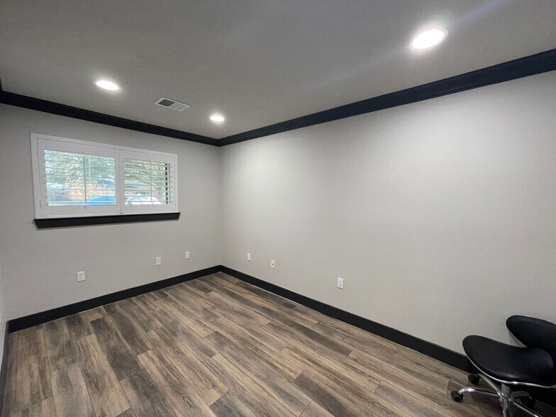 More Photos Of 408 Wilson Rd, Conroe Loft Creative Space For Sale