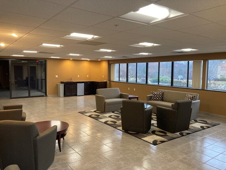 More Photos Of 87-125 Jeffrey Ave, Holliston Light Distribution For Lease