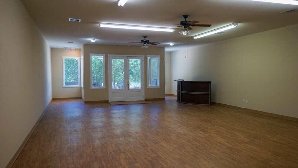 More Photos Of 805 N Main St, Salado Unknown For Lease