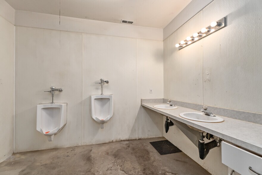 More Photos Of 180 Weyerhaeuser Dr N, Roseburg Warehouse For Sale