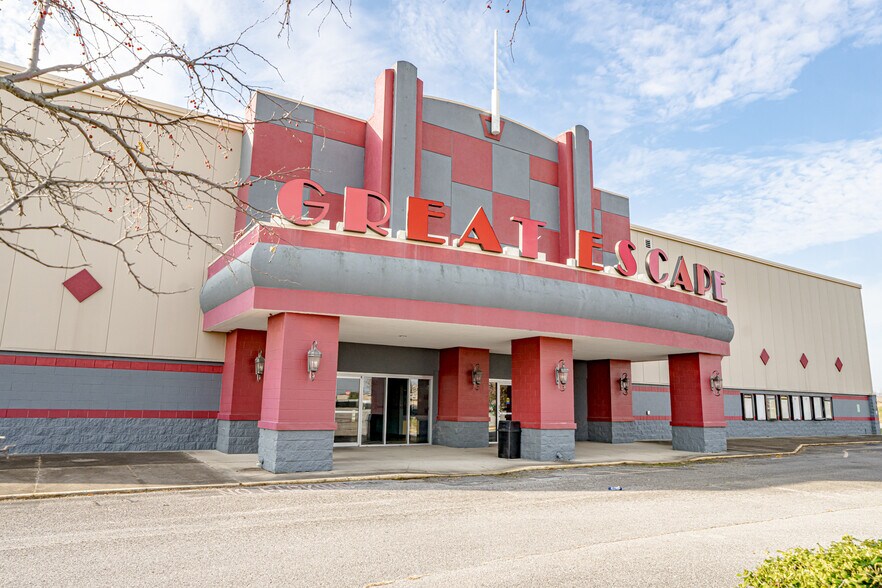 More Photos Of 250 Breighton Cir, Shelbyville Movie Theatre For Sale