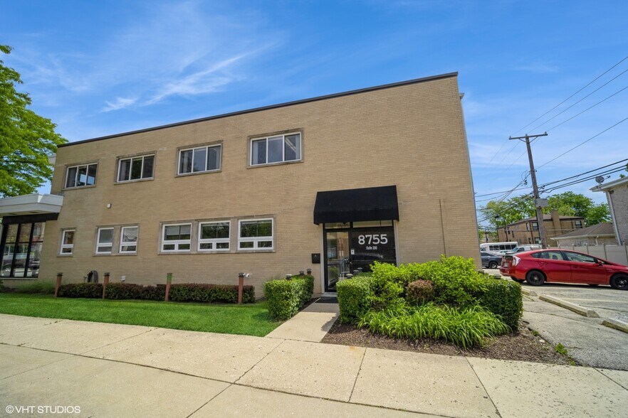 More Photos Of 8755 Trumbull Ave, Skokie Office For Lease