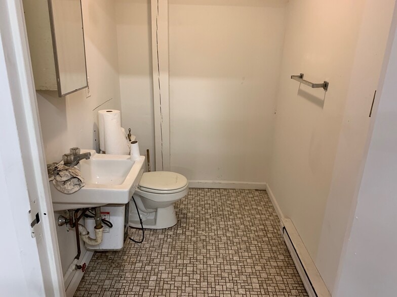 More Photos Of 570 Copper Dr, Newport Industrial For Lease