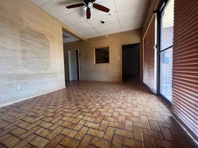 More Photos Of 917 U.S. 77, Sinton Manufacturing For Sale