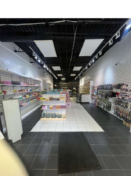 More Photos Of 232 E 47th St, Chicago General Retail For Sale