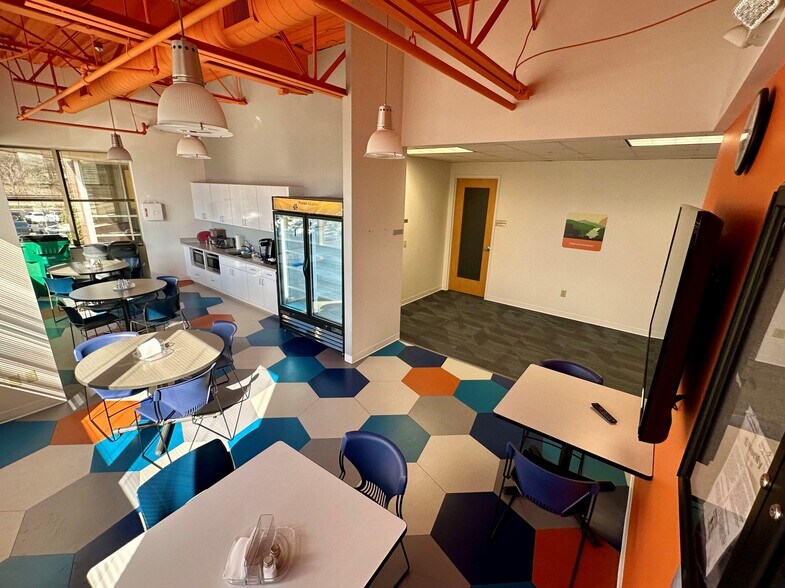 More Photos Of 301 Pennsylvania Pky, Indianapolis Office For Lease