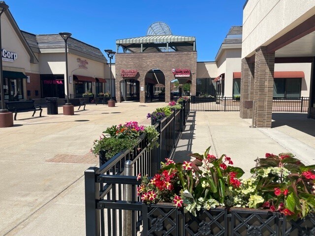 More Photos Of 2300-2350 W Higgins Rd, Hoffman Estates Unknown For Lease