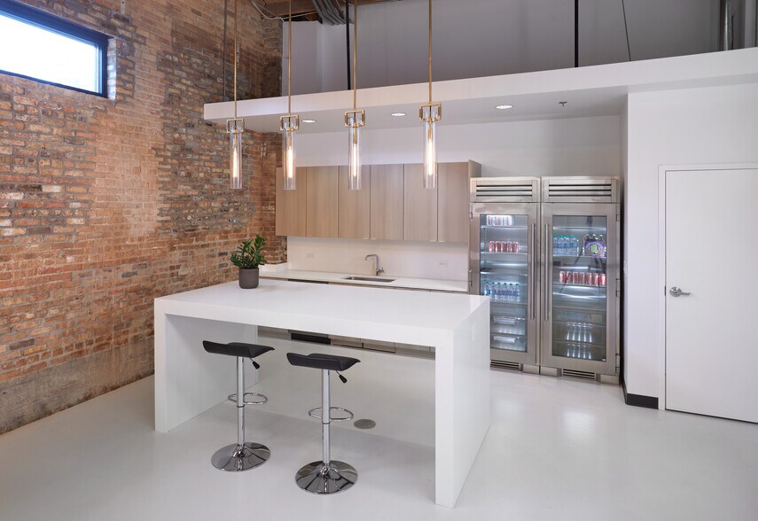 More Photos Of 1640 W Carroll Ave, Chicago Showroom For Lease