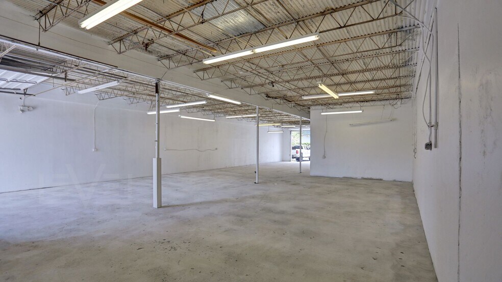 More Photos Of 3930-3948 NE 5th Ave, Oakland Park Warehouse For Lease