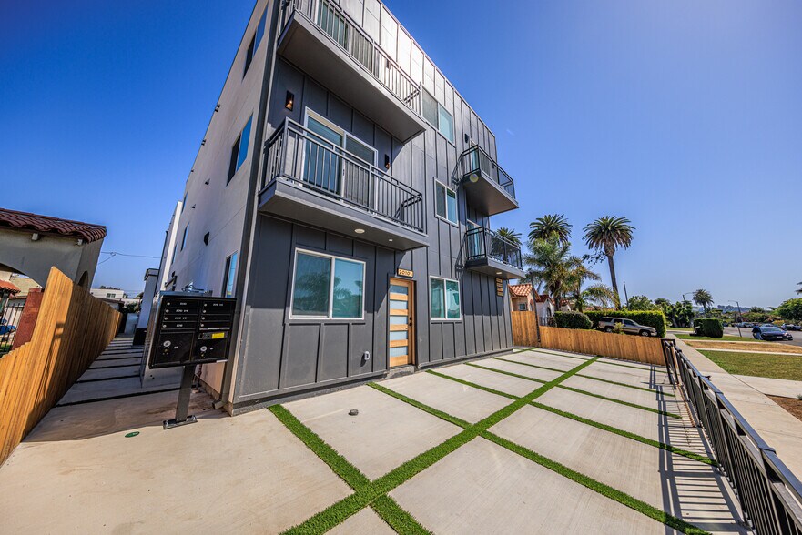 More Photos Of 2010 S Dunsmuir Ave, Los Angeles Multifamily For Sale
