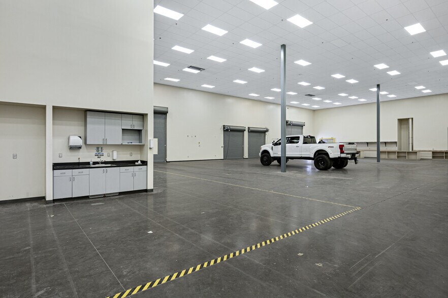 More Photos Of 1850 E Riverview Dr, Phoenix Manufacturing For Lease