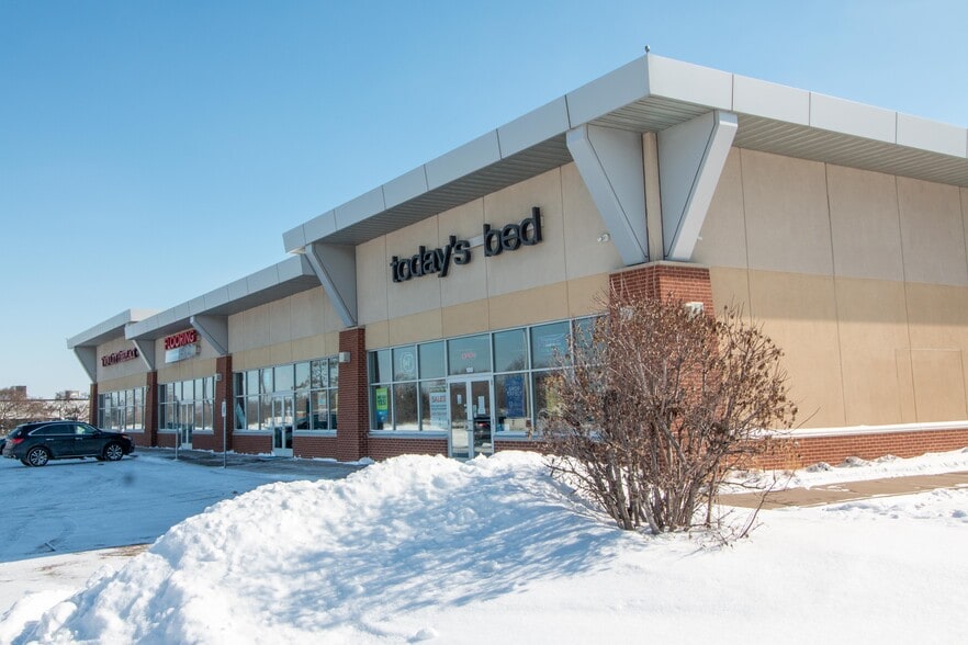 More Photos Of 7828 Hudson Rd, Woodbury Freestanding For Lease