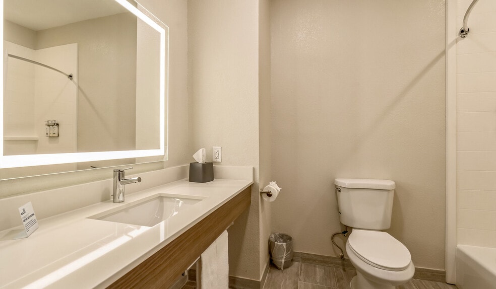 More Photos Of 46300 Interstate 10, Winnie Hotel For Sale