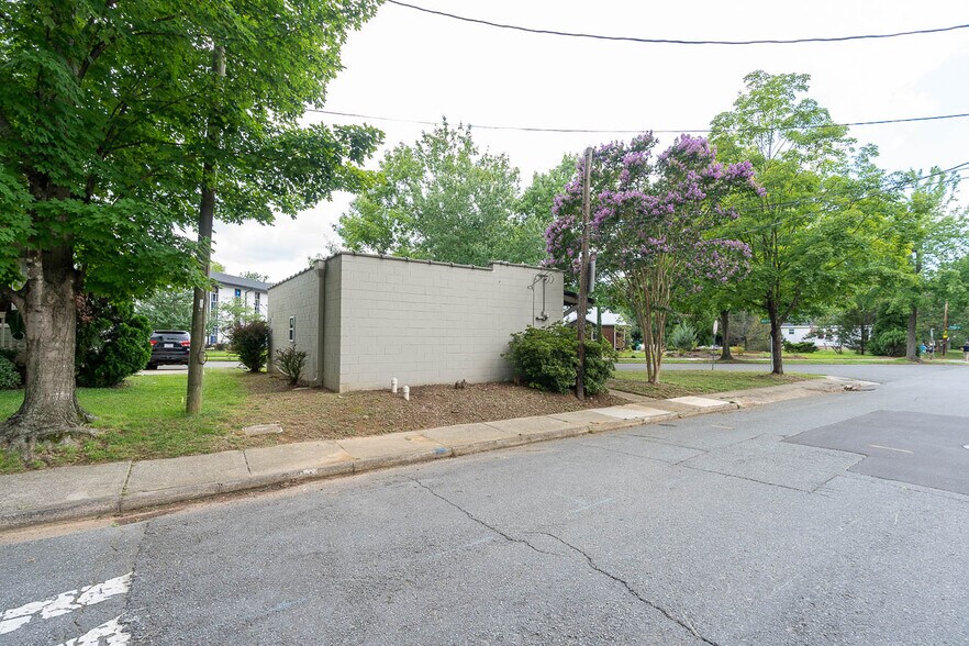 More Photos Of 908 E 35th St, Charlotte Freestanding For Sale