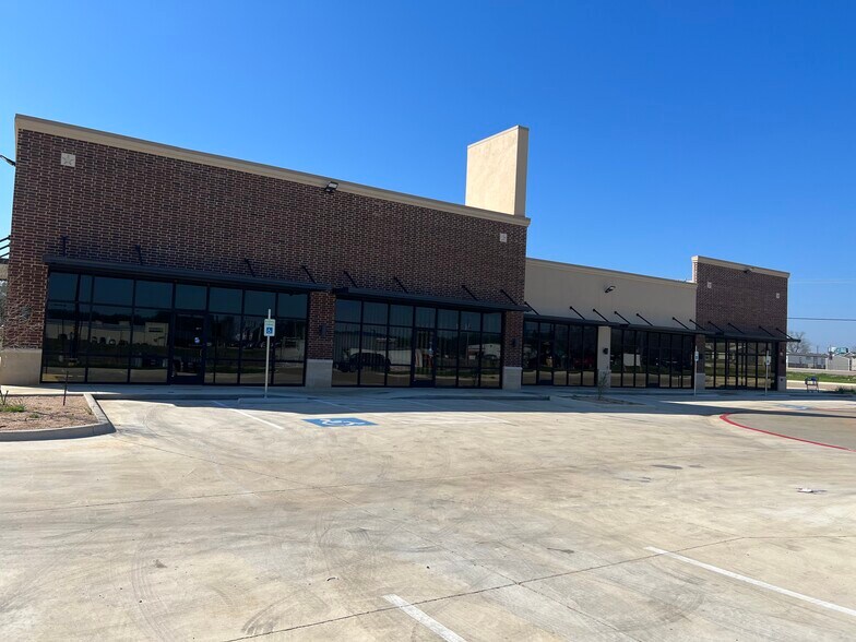 More Photos Of 2821 Highway 31, Tyler Storefront For Lease