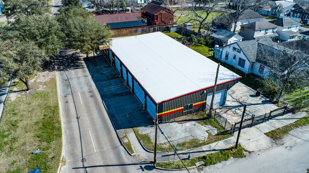 Primary Photo Of 4701 Sherman St, Houston Auto Repair For Sale