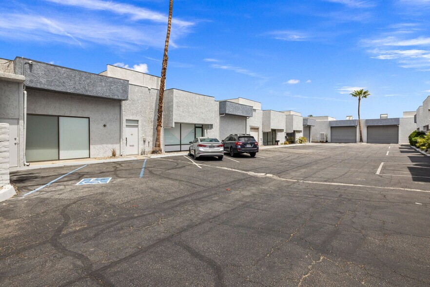 More Photos Of 800 S Vella Rd, Palm Springs Warehouse For Lease