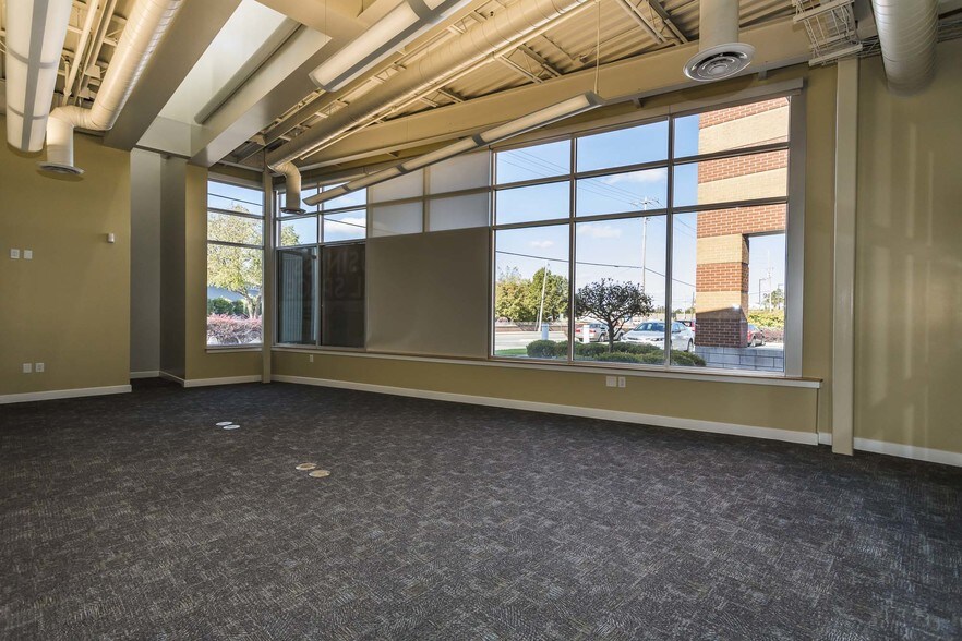 More Photos Of 900 Spring St, Jeffersonville Medical For Lease