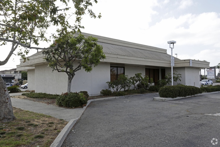 More Photos Of 16001 Springdale St, Huntington Beach Freestanding For Lease