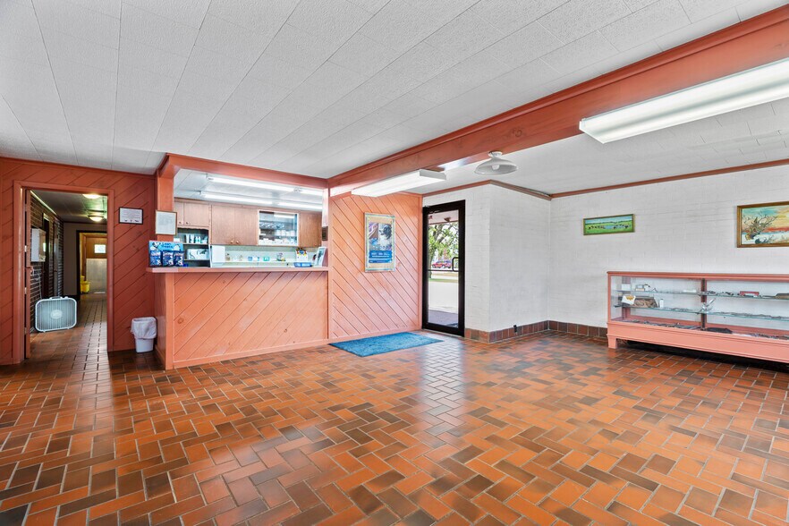 More Photos Of 1404 S B St, Henryetta Veterinarian Kennel For Sale