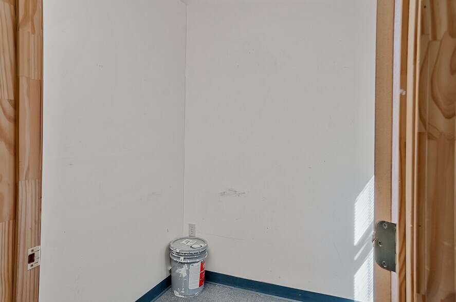 More Photos Of 12412 Lusher Rd, Saint Louis General Retail For Lease