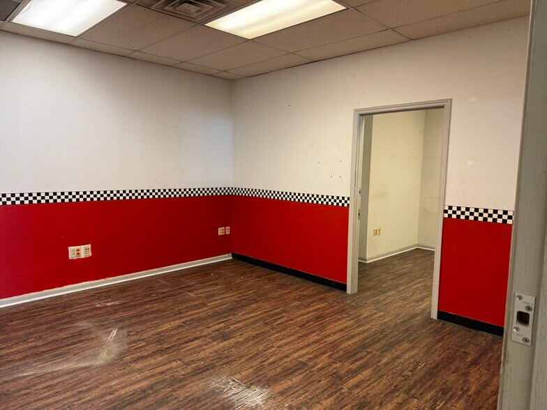 More Photos Of 327 Ashland Rd, Mansfield Showroom For Lease