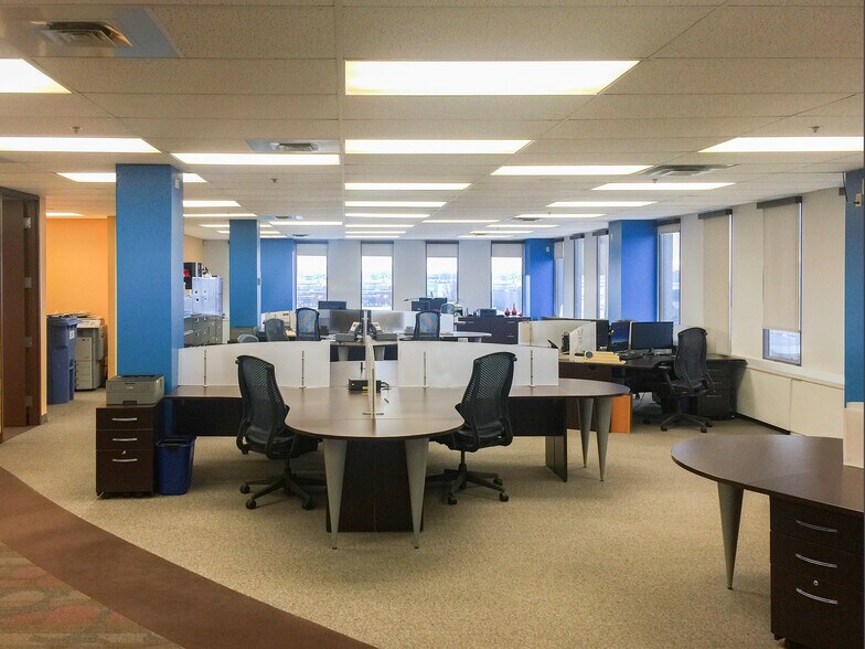 More Photos Of 100 Boul Alexis-Nihon, Montréal Office For Lease