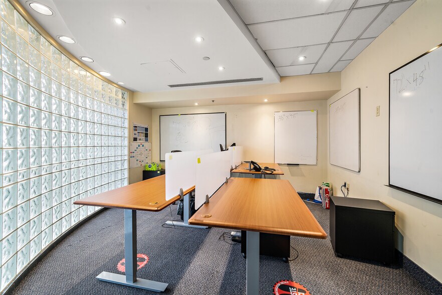 More Photos Of 5275-5285 Ch Queen-Mary, Montréal Office For Sale