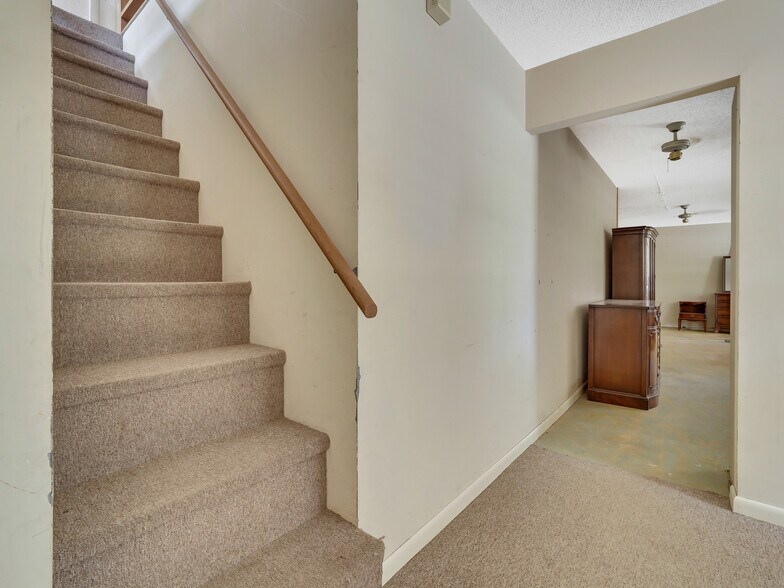 More Photos Of 1055 27th Ave SW, Vero Beach Flex For Sale