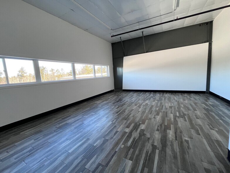 More Photos Of 106 Ledge Rd, Seabrook Warehouse For Lease