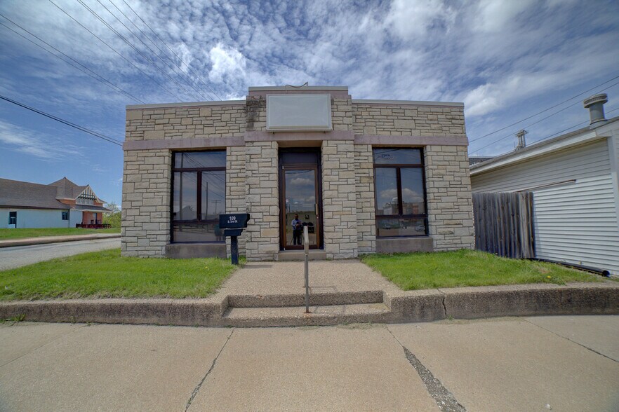 Primary Photo Of 109 S 2nd St, Watseka Office For Sale