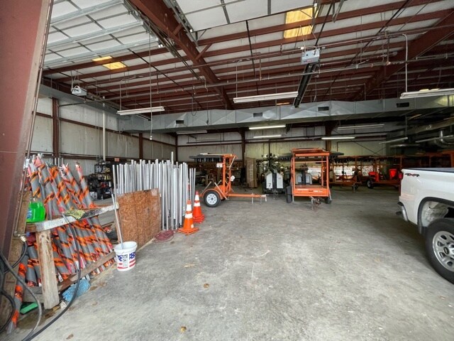 More Photos Of 108 Sandy Dr, Newark Warehouse For Lease