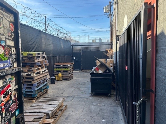 More Photos Of 760 Gladys Ave, Los Angeles Warehouse For Lease