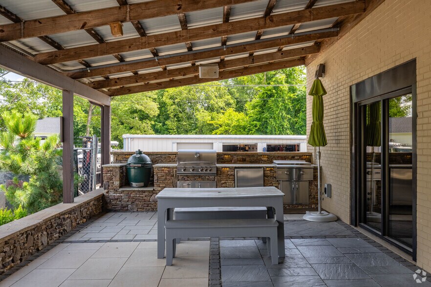 More Photos Of 2526-2530 Duplex Rd, Spring Hill Showroom For Sale