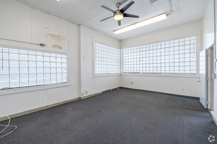 More Photos Of 7540-7544 Balboa Blvd, Van Nuys Unknown For Lease