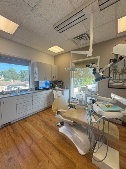 More Photos Of 475 W 55th St, Countryside Office For Lease